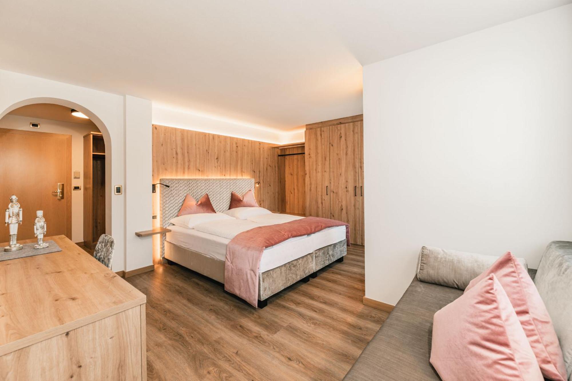 Garni Hotel Miara - Your Dolomites Home Selva di Val Gardena Exteriör bild